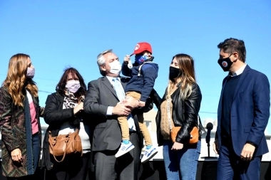 Alberto Fernández, Kicillof y Tolosa Paz juntos en un acto en Merlo
