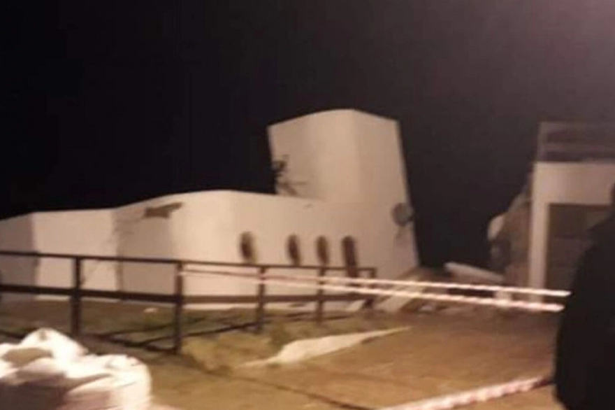 Fuerte sudestada derrumbó una casa en Mar del Tuyú