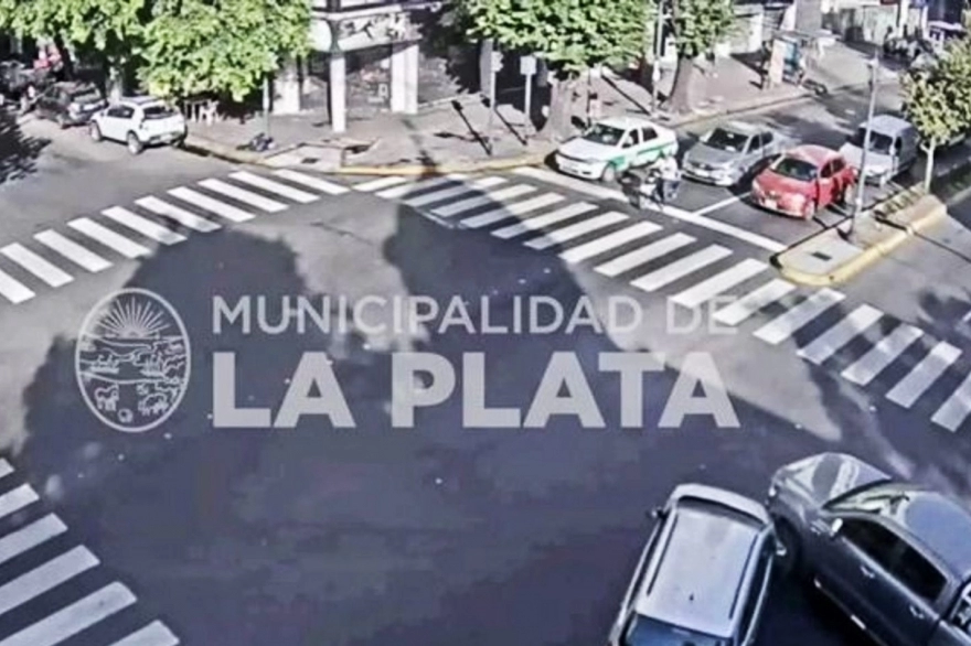 Video: no respetó un semáforo en rojo y chocó a un auto