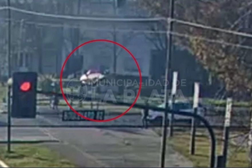 Video: perdió el control y volcó tras chocar contra un auto estacionado