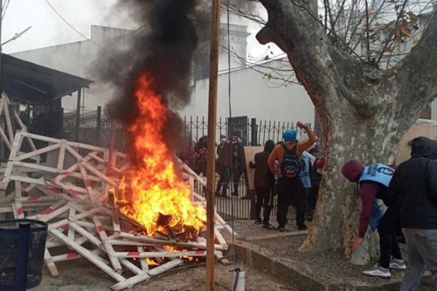 Lomas de Zamora: manifestantes intentaron tomar el Municipio