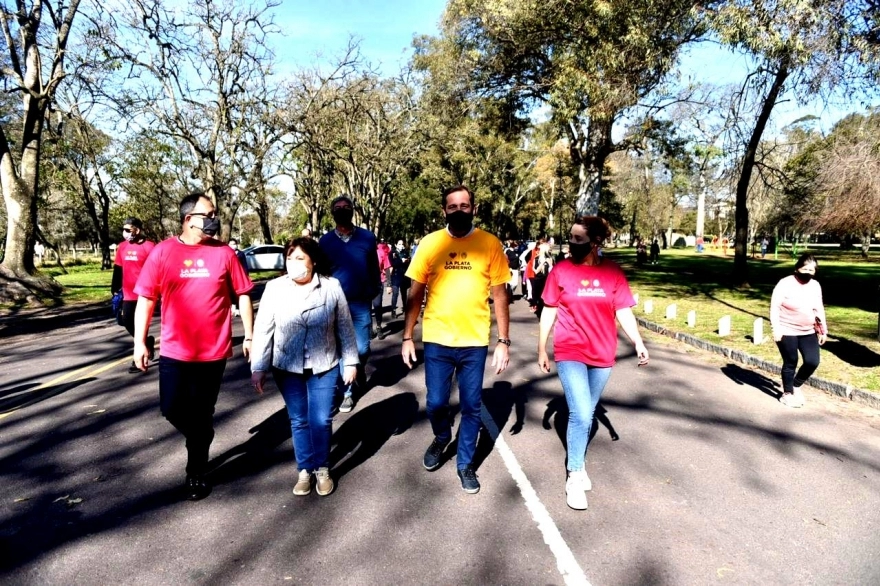 Modo campaña: Garro y Ocaña en “Caminata saludable” con adultos mayores