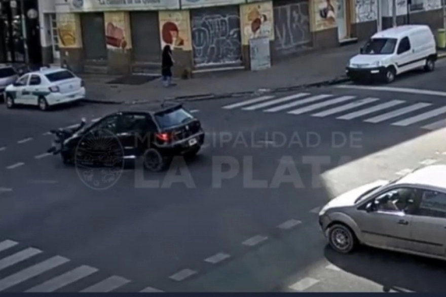 Video: impactante choque entre una moto y un auto en La Plata