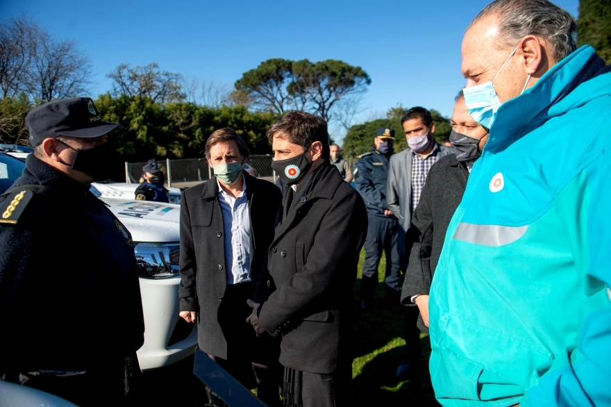 En plena campaña, Kicillof fue al territorio de De La Torre y entregó patrulleros