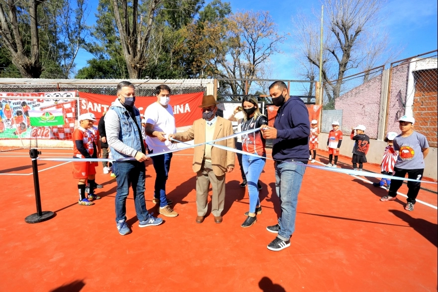Gray inauguró un playón deportivo en el Club Santa Catalina de Luis Guillón