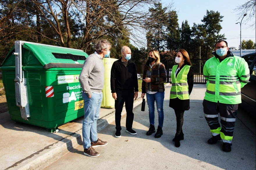 Contenedores verdes de reciclaje a menos de 150 metros de las casas de los porteños
