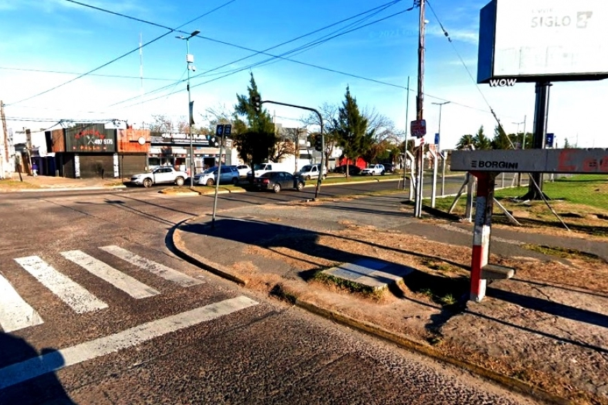 Video: cambió de carril para doblar y chocó un motociclista