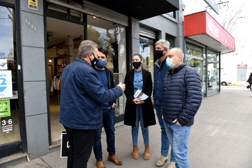 Lombardi y precandidatos de La Plata recorrieron el centro de Los Hornos