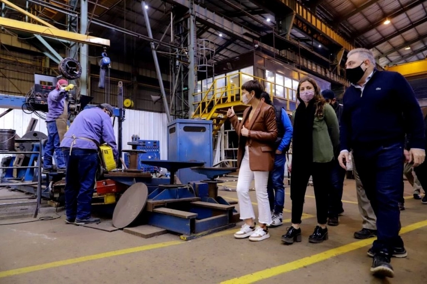 Mayra Mendoza y Vanesa Siley recorrieron empresa metalúrgica en Quilmes