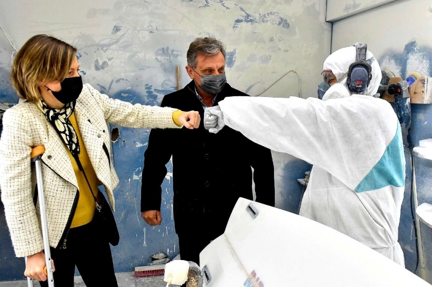 Carolina Castro y Pulti visitaron una fábrica de tablas de surf en Mar del Plata