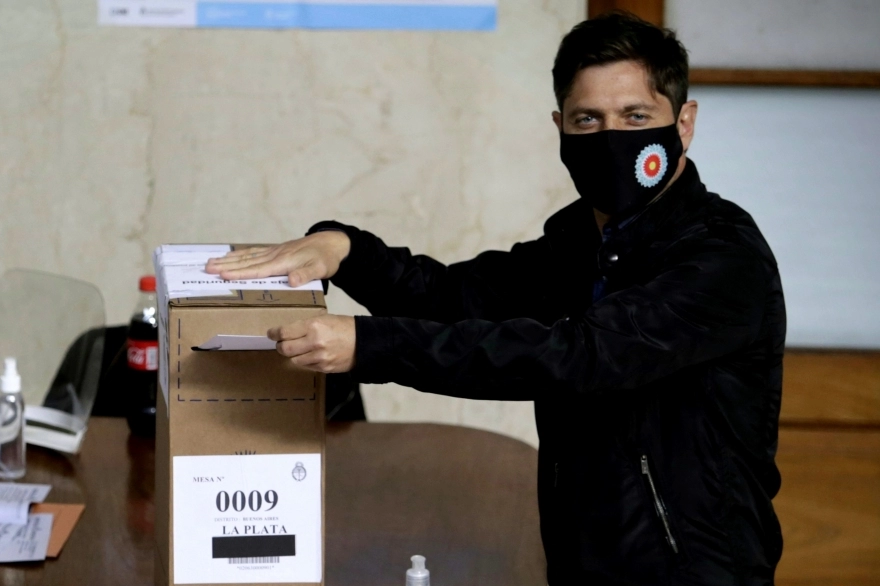 Votó Kicillof y lanzó: "Algunos candidatos están rompiendo la veda"