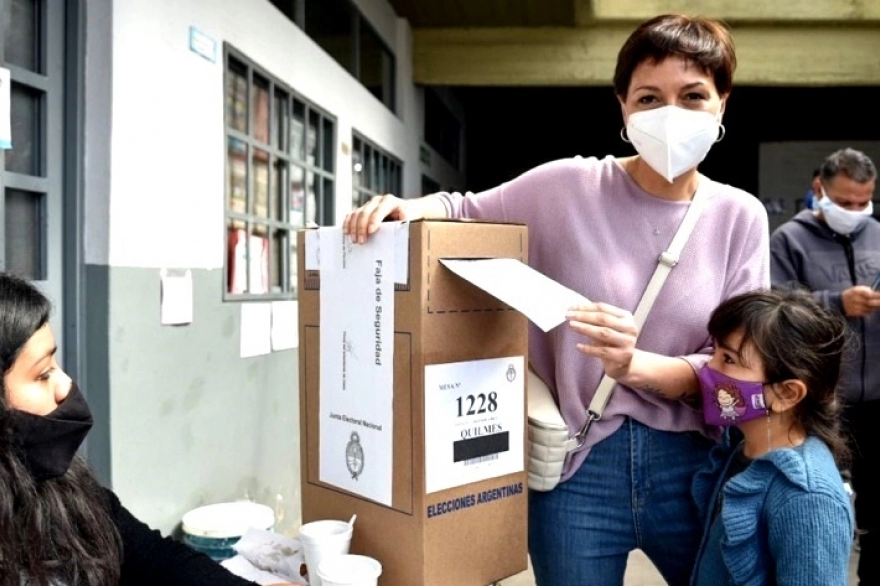 “Cuando uno va a votar, va a elegir por su futuro”, dijo Mayra Mendoza