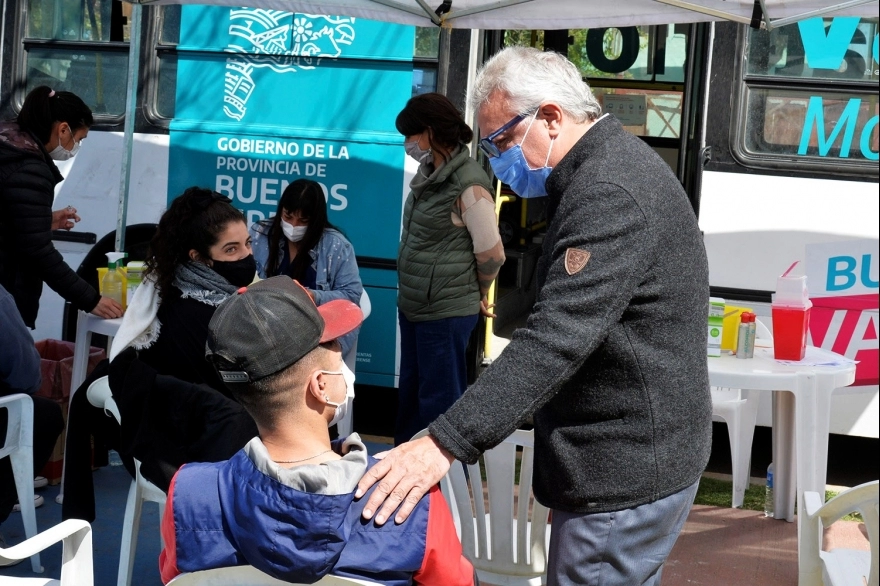 Zamora recorrió un vacunatorio móvil en Tigre