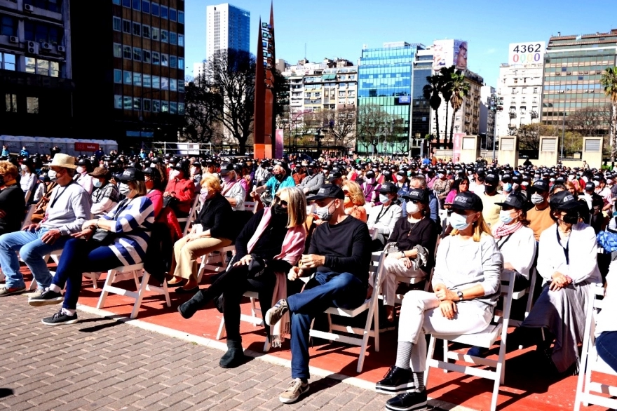 Larreta junto a adultos mayores en el primer concierto al aire libre del Teatro Colón