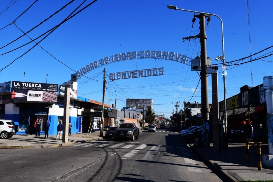 En el medio de un robo, un policía se enfrentó a los tiros con 12 delincuentes