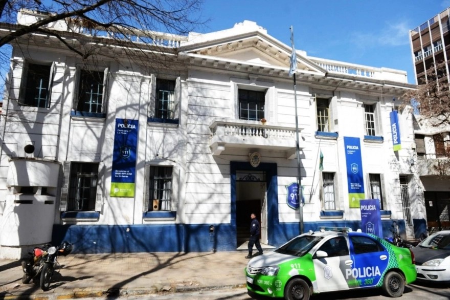 Detuvieron a la docente que dejó encerrado a su hijo en el auto