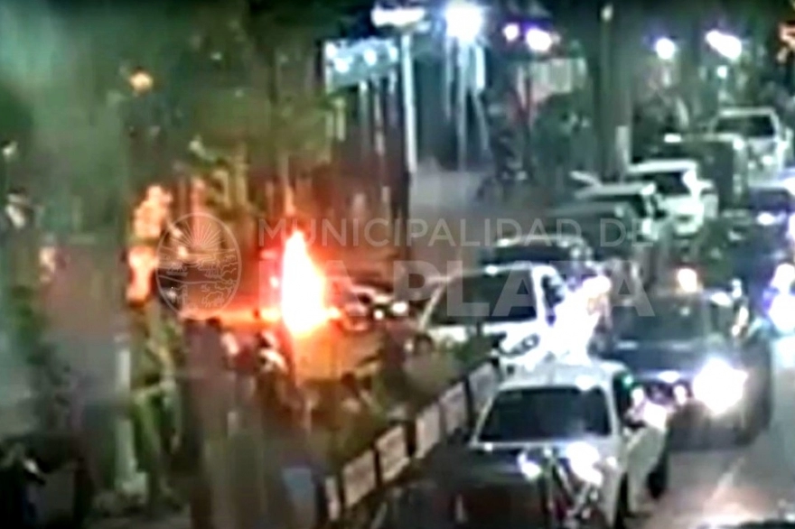Video: una moto se prendió fuego en pleno centro de La Plata