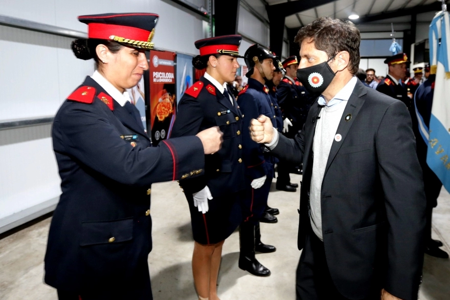 Kicillof visitó un centro de bomberos en Tapalqué y afina campaña en la Séptima