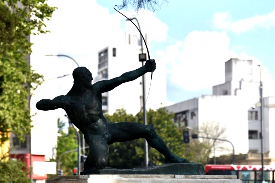 Tras 40 años, volvió el arco a la escultura de “Hércules Arquero” en La Plata