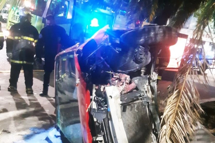 Tragedia en La Plata: chocó contra un cantero de una plaza céntrica y murió