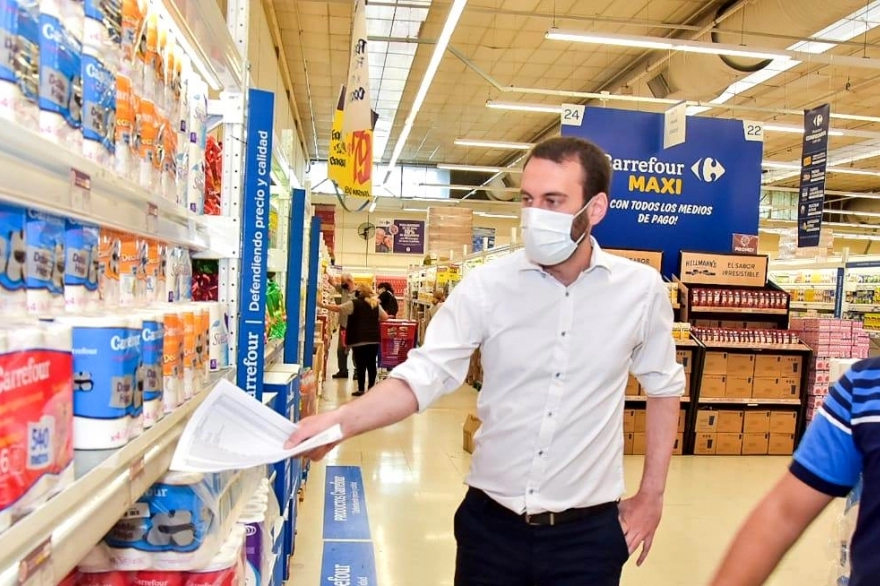 Un intendente fue personalmente a controlar los precios en el supermercado
