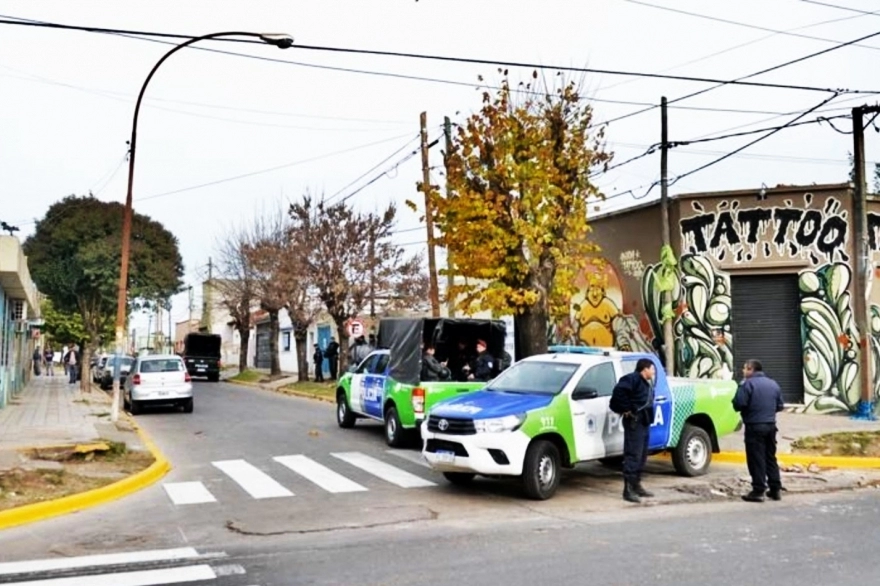 Robó y lo encontraron escondido en unos pastizales