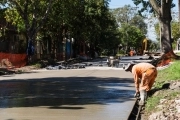 Moreno avanza con las obras de pavimentación en los barrios del distrito