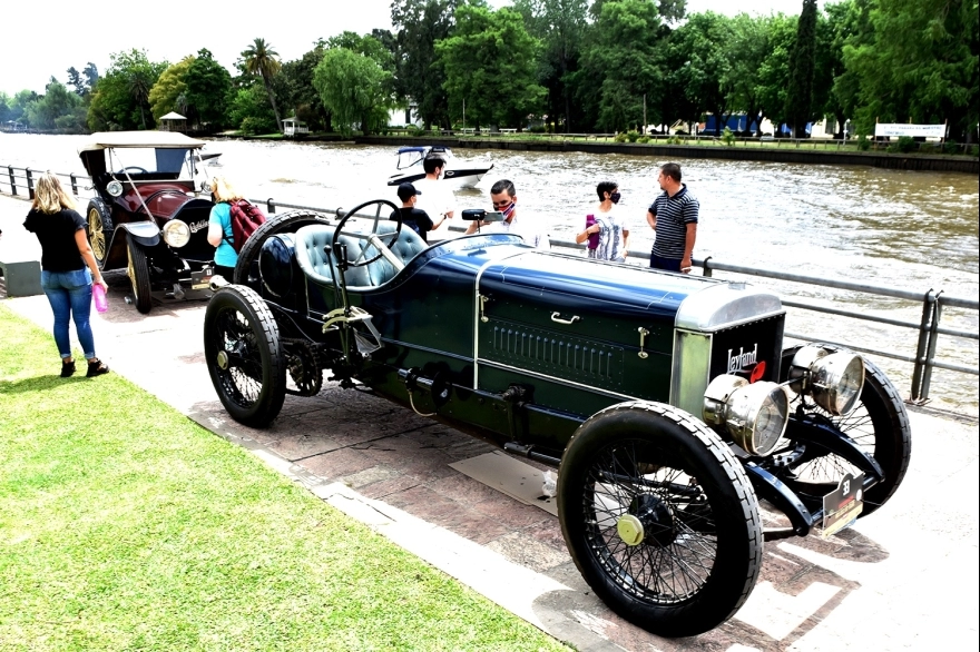 Elegante exposición de autos clásicos den el Museo de Arte de Tigre