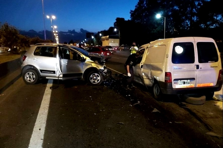 Iba en contramano por la Autopista del Oeste: choque y dos muertos