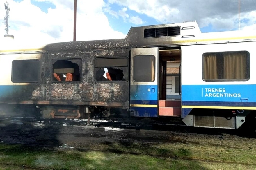 Pinamar: un vagón del tren se incendió y el fuego alcanzó a otra locomotora
