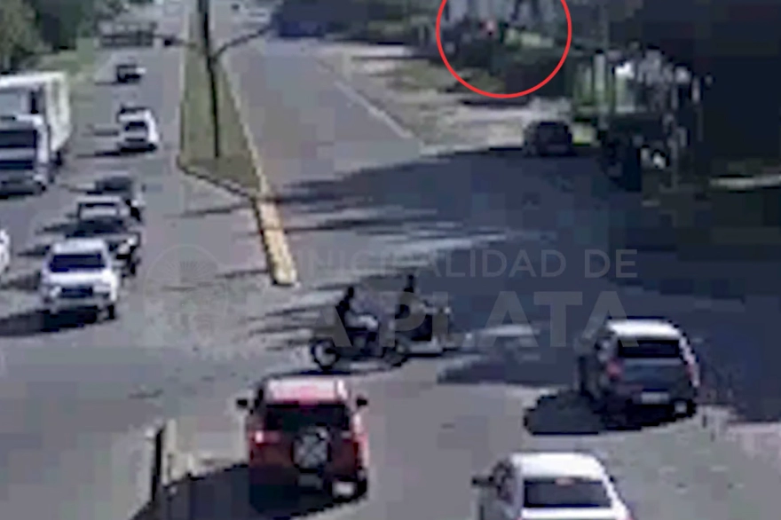 Video: un imprudente cruzó en rojo, chocó y terminó adentro de una casa