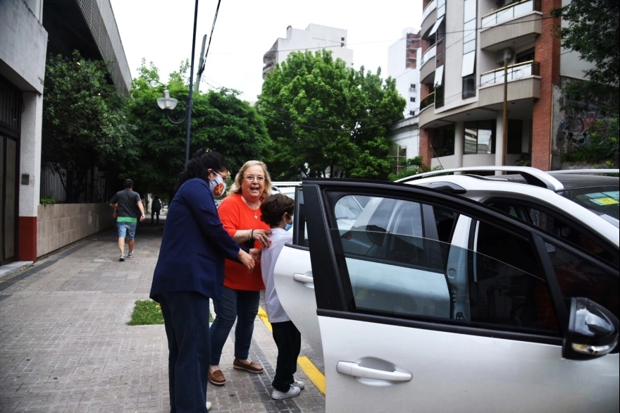 Adiós a la “doble fila” en La Plata: ordenamiento vehicular cerca de las escuelas