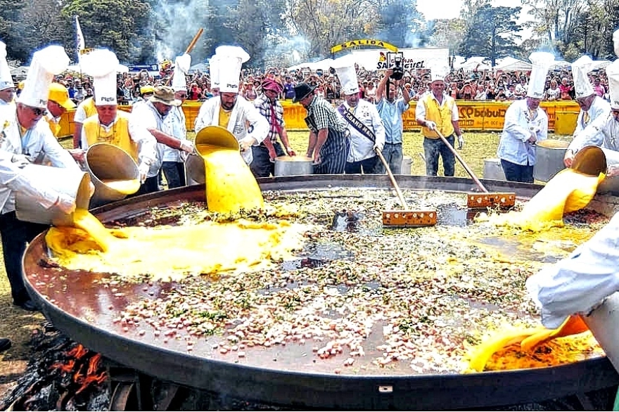Buscan declarar Fiesta Provincial la celebración del "Omelette Gigante"
