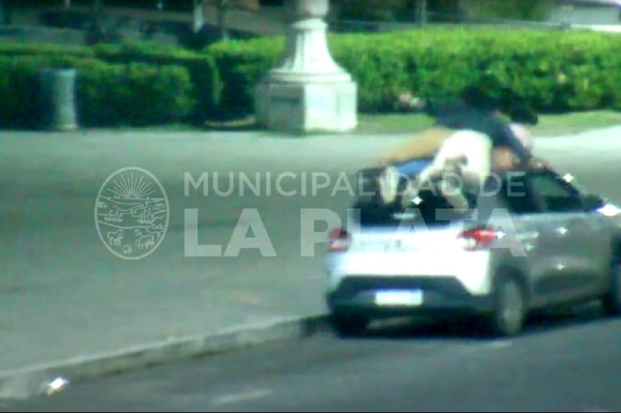 Video: se subieron al techo de un auto y dieron vueltas por el centro de La Plata