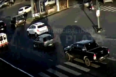 Video: un imprudente provocó un choque múltiple y se dio a la fuga