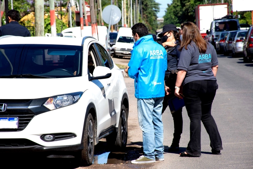 Con plata, pero no paga impuestos: retuvieron auto de alta gama por patente