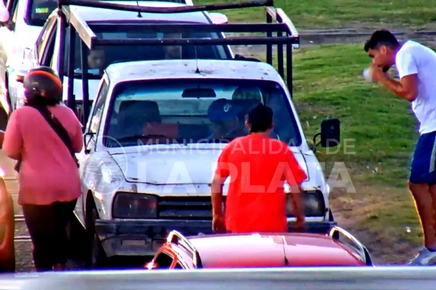 Video: borracho y sin papeles se quedó dormido en el semáforo y lo detuvieron