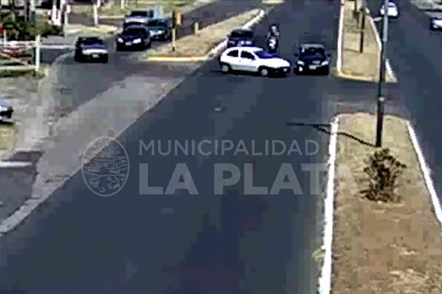 Video: una irresponsable cruzó en rojo, chocó y terminó contra un poste