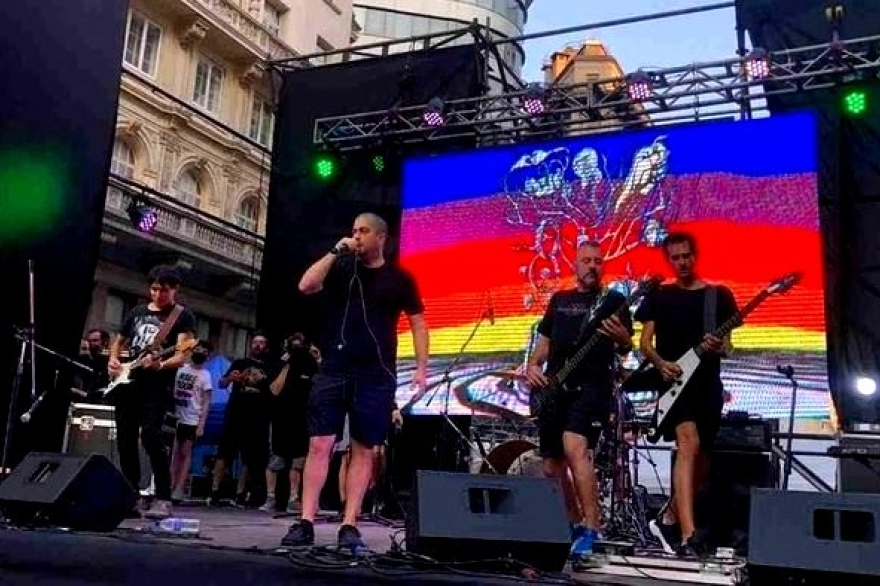 En un nuevo aniversario de Cromañón, Fontanet cantó en el Obelisco