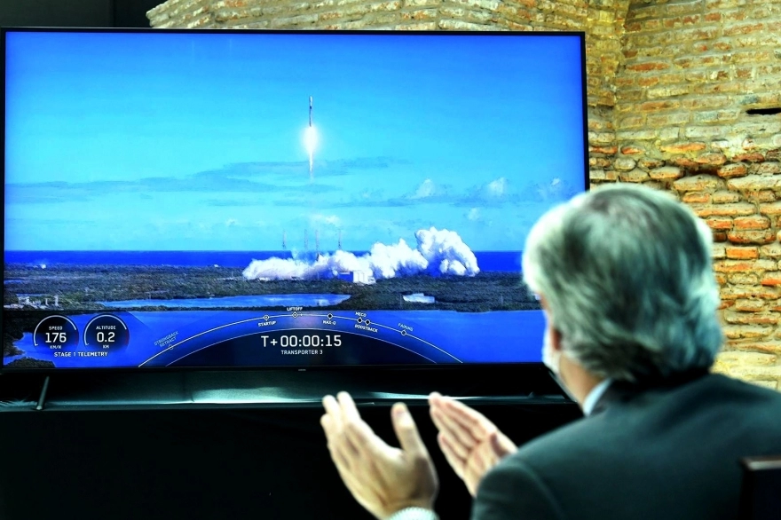 Alberto Fernández celebró el lanzamiento del primer satélite miniatura argentino