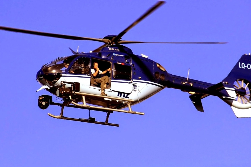 Con un helicóptero, Berni realizó maniobras peligrosas sobre una playa llena de gente