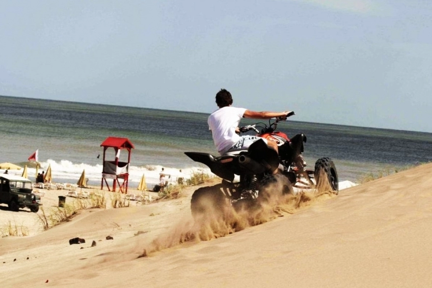 Un viejo problema: buscan regular el uso de cuatriciclos en la playa