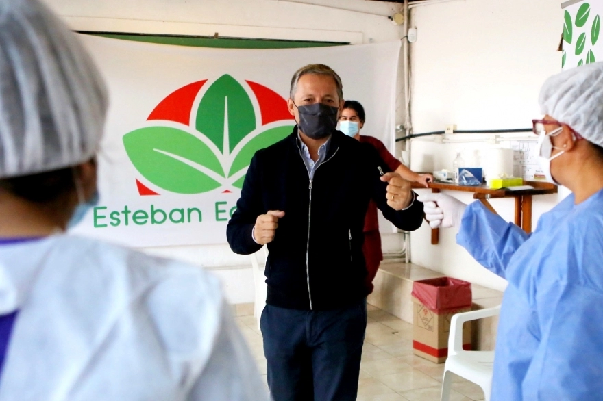 Gray recorrió un centro de testeo y agradeció al equipo de salud