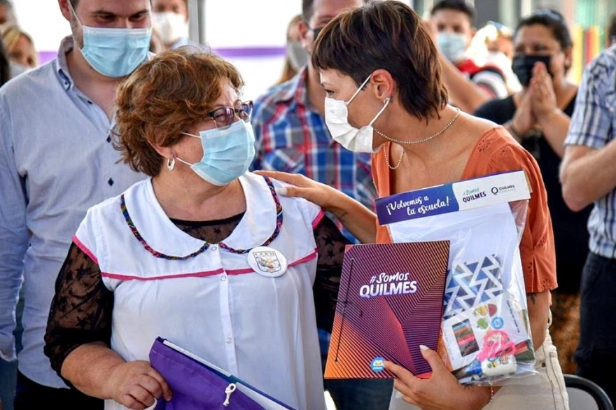 Mayra Mendoza entregó kits escolares y destacó el rol de la educación