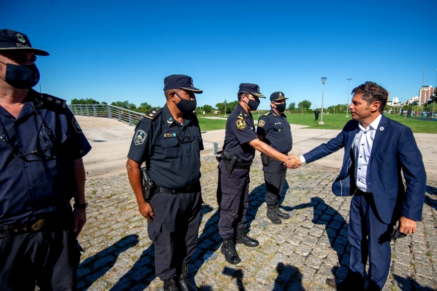 Kicillof entregó patrulleros y visitó empresas en San Nicolás