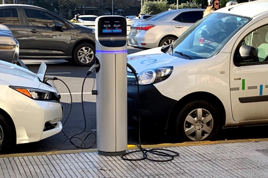 Autorizan la importación de autos híbridos y eléctricos: qué empresas se beneficiaron