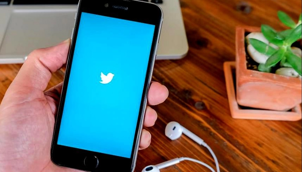 Para qué sirve la nueva “flecha” que implementó Twitter