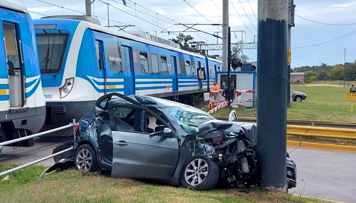 Video: una formación del Tren Roca embistió a un auto en las vías de City Bell