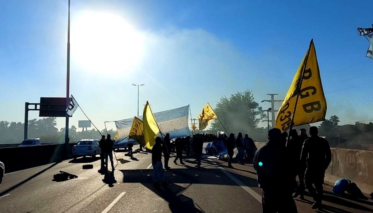 Batalla campal manifestantes contra comerciantes: golpes y piedrazos en una protesta