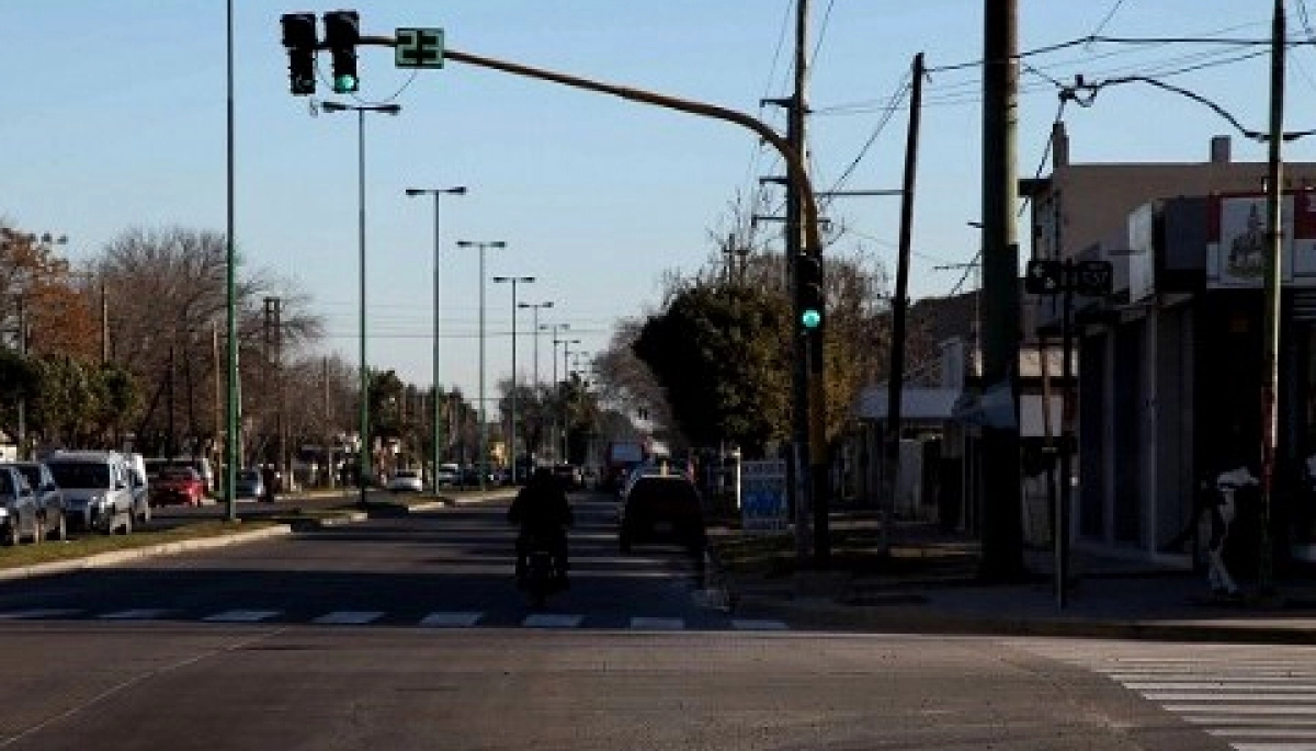 Estamos todos locos: iba manejando en moto con una cerveza en la mano